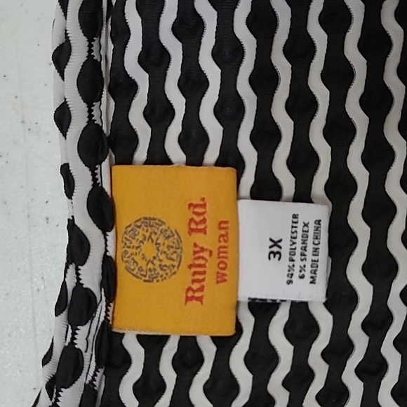 Ruby Rd black and white top with a textured polka-dot pattern size 3X - Picture 3 of 7